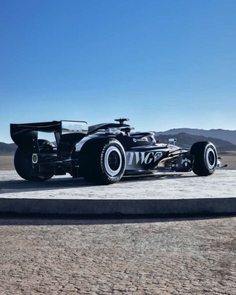 Новая команда Формулы-1 Кадиллак представила ливрею на сезон-2026 &mdash; скандал с режиссёром, спорное решение по раскраске