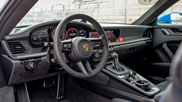 Отрываемся на Porsche GT3 серии 992 от Каймана GT4 c PDK Отрываемся на Porsche GT3 серии 992 от Каймана GT4 c PDK