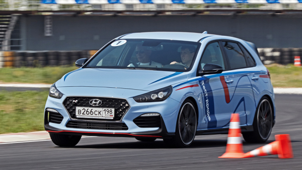 Атакуем поребрики Мячково парочкой хот-хэтчей Hyundai i30 N