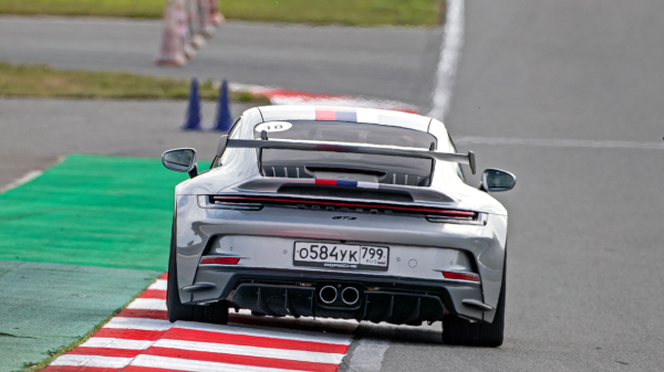 Отрываемся на Porsche GT3 серии 992 от Каймана GT4 c PDK Отрываемся на Porsche GT3 серии 992 от Каймана GT4 c PDK