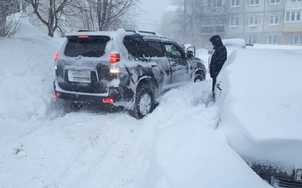 
            Чем опасны сильные снегопады для водителя и автомобиля. Важные правила
        