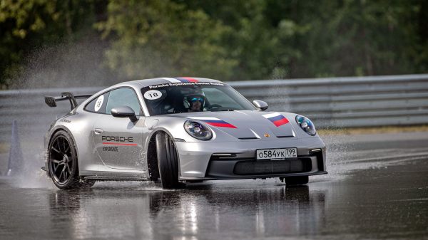 Отрываемся на Porsche GT3 серии 992 от Каймана GT4 c PDK Отрываемся на Porsche GT3 серии 992 от Каймана GT4 c PDK