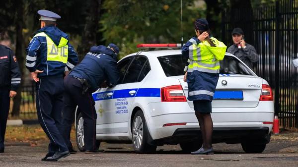 В каких случаях инспектор ГАИ имеет право остановить автомобиль: полный список оснований В каких случаях инспектор ГАИ имеет право остановить автомобиль: полный список оснований