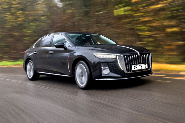 Китайская Toyota Camry против Hongqi H5 на полигоне Китайская Toyota Camry против Hongqi H5 на полигоне