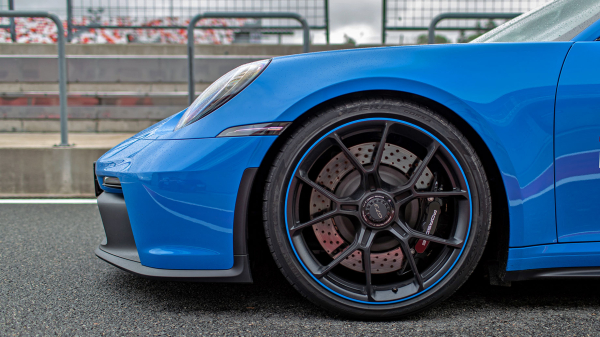 Отрываемся на Porsche GT3 серии 992 от Каймана GT4 c PDK Отрываемся на Porsche GT3 серии 992 от Каймана GT4 c PDK