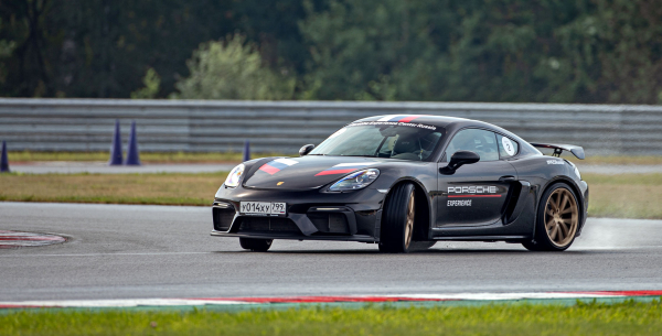 Отрываемся на Porsche GT3 серии 992 от Каймана GT4 c PDK Отрываемся на Porsche GT3 серии 992 от Каймана GT4 c PDK