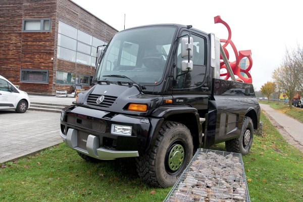 Юбилейный Mercedes Unimog примерил люксовый костюм Юбилейный Mercedes Unimog примерил люксовый костюм