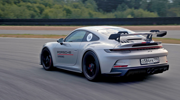 Отрываемся на Porsche GT3 серии 992 от Каймана GT4 c PDK Отрываемся на Porsche GT3 серии 992 от Каймана GT4 c PDK