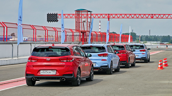 Атакуем поребрики Мячково парочкой хот-хэтчей Hyundai i30 N