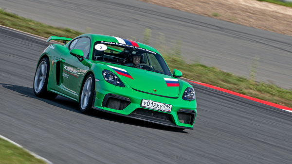 Отрываемся на Porsche GT3 серии 992 от Каймана GT4 c PDK Отрываемся на Porsche GT3 серии 992 от Каймана GT4 c PDK