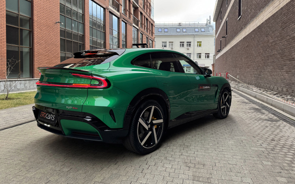 
            Машина времени. Мы покатались на электрическом суперкроссовере Xiaomi YU7
        