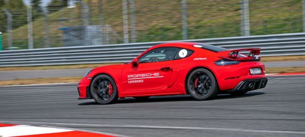 Отрываемся на Porsche GT3 серии 992 от Каймана GT4 c PDK Отрываемся на Porsche GT3 серии 992 от Каймана GT4 c PDK