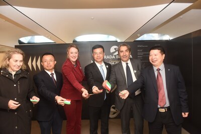 Xinhua Silk Road — Интервью: возобновление связей Шелкового пути, когда китайский фарфор Blanc de Chine встречается с итальянской майоликой Xinhua Silk Road — Интервью: возобновление связей Шелкового пути, когда китайский фарфор Blanc de Chine встречается с итальянской майоликой