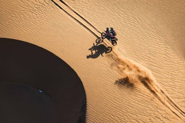 10-й этап ралли Дакар 2026: Сандерс упал, Рома пропустил Аль-Аттию, ван ден Бринк потерял час