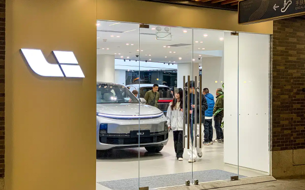 
            Li Auto намерен закрыть множество своих автосалонов. И вот почему
        