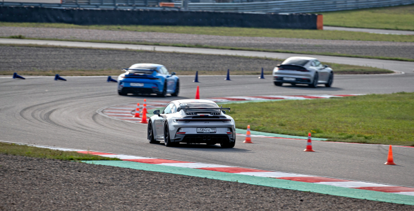 Отрываемся на Porsche GT3 серии 992 от Каймана GT4 c PDK Отрываемся на Porsche GT3 серии 992 от Каймана GT4 c PDK