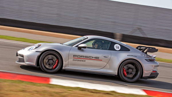 Отрываемся на Porsche GT3 серии 992 от Каймана GT4 c PDK Отрываемся на Porsche GT3 серии 992 от Каймана GT4 c PDK