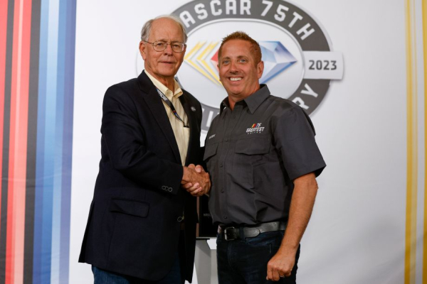 В авиакатастрофе в США погиб экс-пилот NASCAR Грег Биффл и его семья В авиакатастрофе в США погиб экс-пилот NASCAR Грег Биффл и его семья