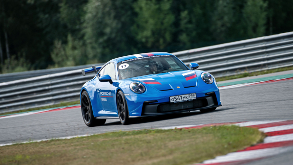 Отрываемся на Porsche GT3 серии 992 от Каймана GT4 c PDK Отрываемся на Porsche GT3 серии 992 от Каймана GT4 c PDK