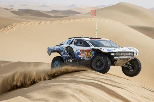 10-й этап ралли Дакар 2026: Сандерс упал, Рома пропустил Аль-Аттию, ван ден Бринк потерял час
