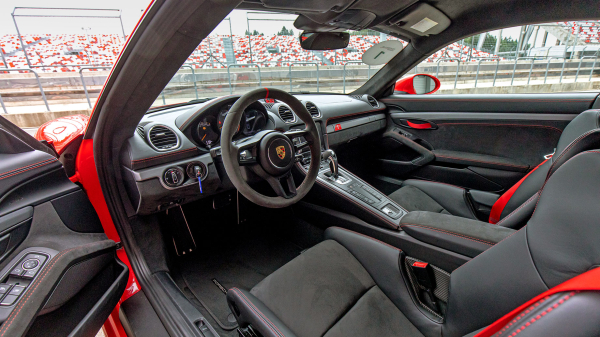 Отрываемся на Porsche GT3 серии 992 от Каймана GT4 c PDK Отрываемся на Porsche GT3 серии 992 от Каймана GT4 c PDK